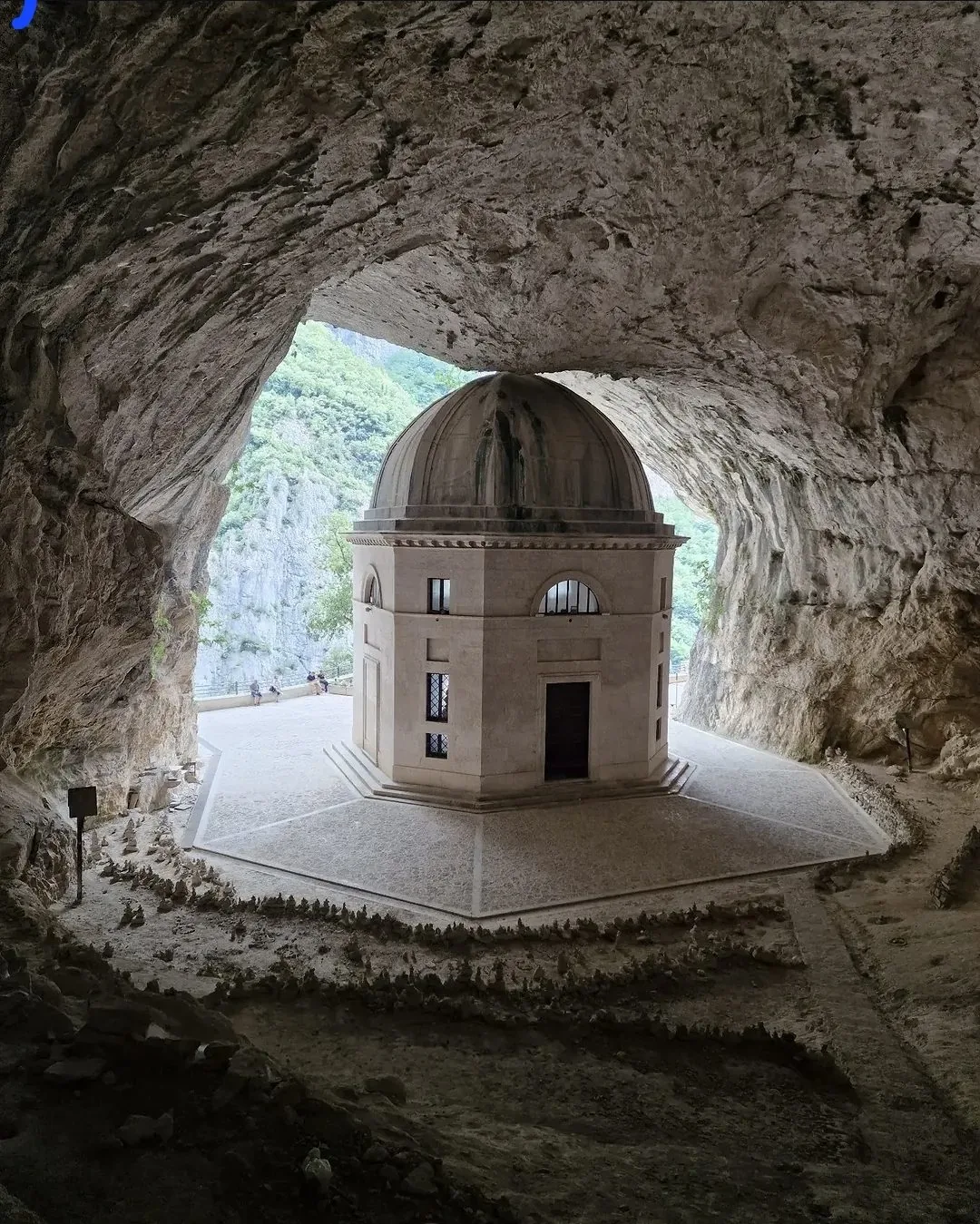 Tempio del Valadier a Genga, Le Marche
